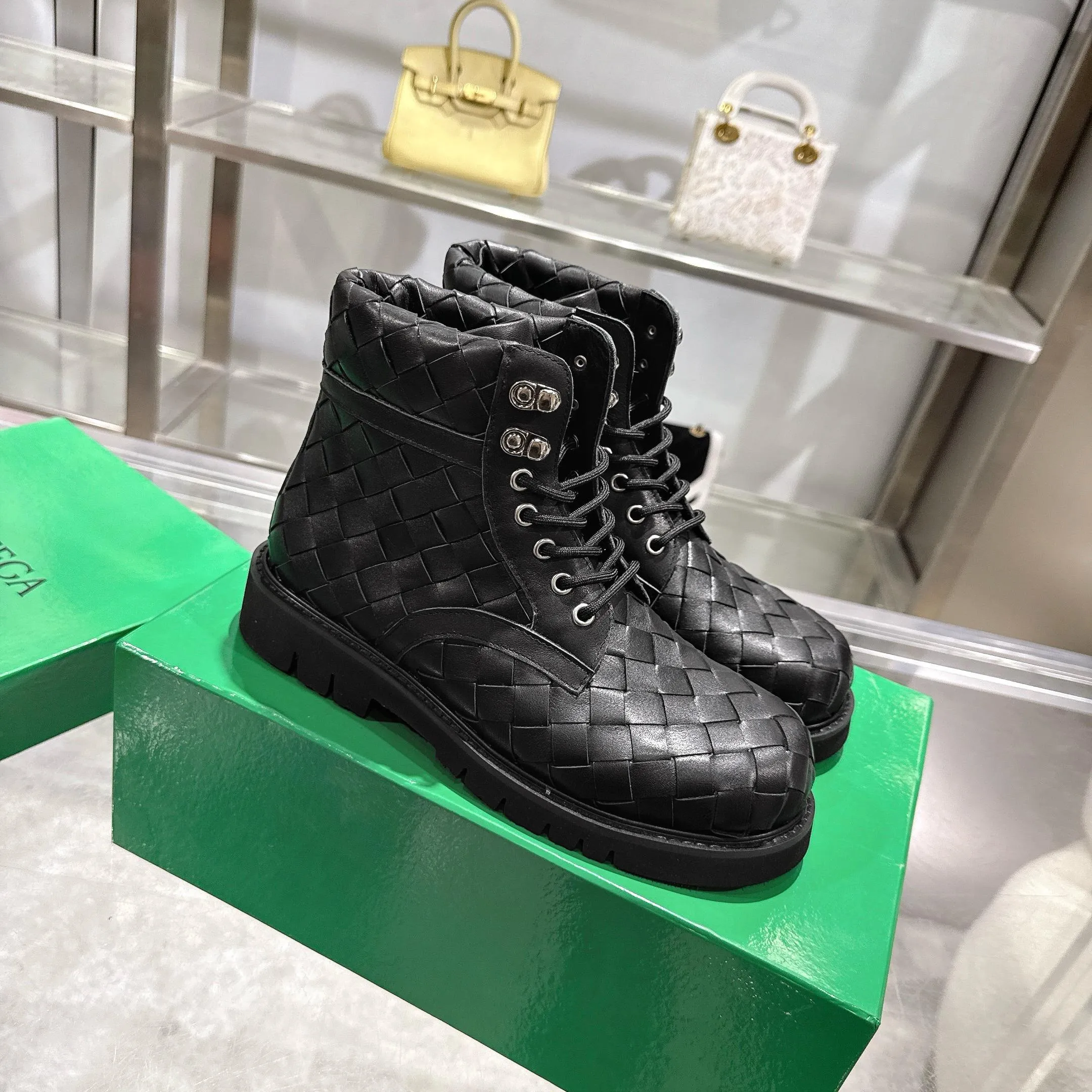 [BV] Top P:980💰Size for couples: Female 35-39 Male 39--44 (Female 40. Male 38.45.46.47 customization is not returnable) [Note‼ ️] Add 💰 to size 46, add 💰 to size 47. Bottega Veneta's 2026 spring counter synchronized couple style Bottega Veneta round toe braided strappy boots! Grained cowhide woven! Solid color Niuli! Leather outsole! [Rose][Rose]! Purely hand-woven and operated, the original board is reproduced one-to-one! quality assurance!